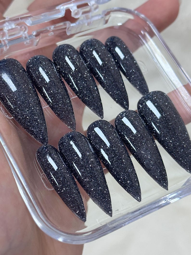 Scorpion Chain Press On Nails