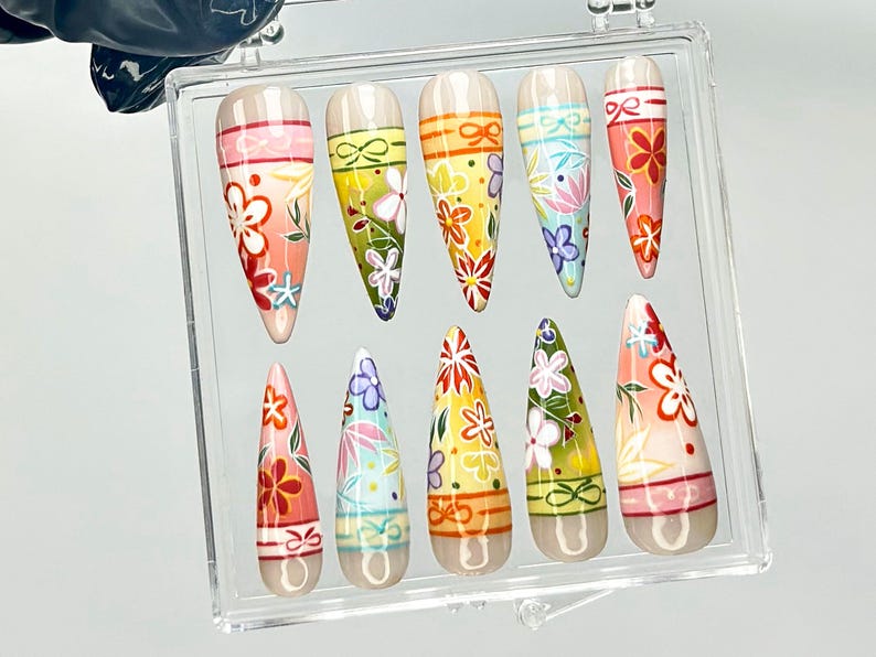 Elegant Traditional Floral Press On Nails