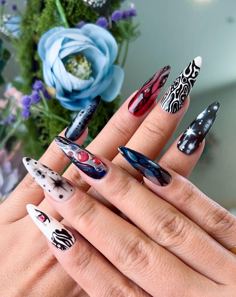 Eerie Summer Glow Minimalist Dark Aura Press On Nails
